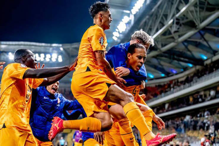 Sau chiến công của Van Dijk tại Athens, chỉ những cú sốc liên hoàn mới khiến Hà Lan tuột vé vào thẳng EURO