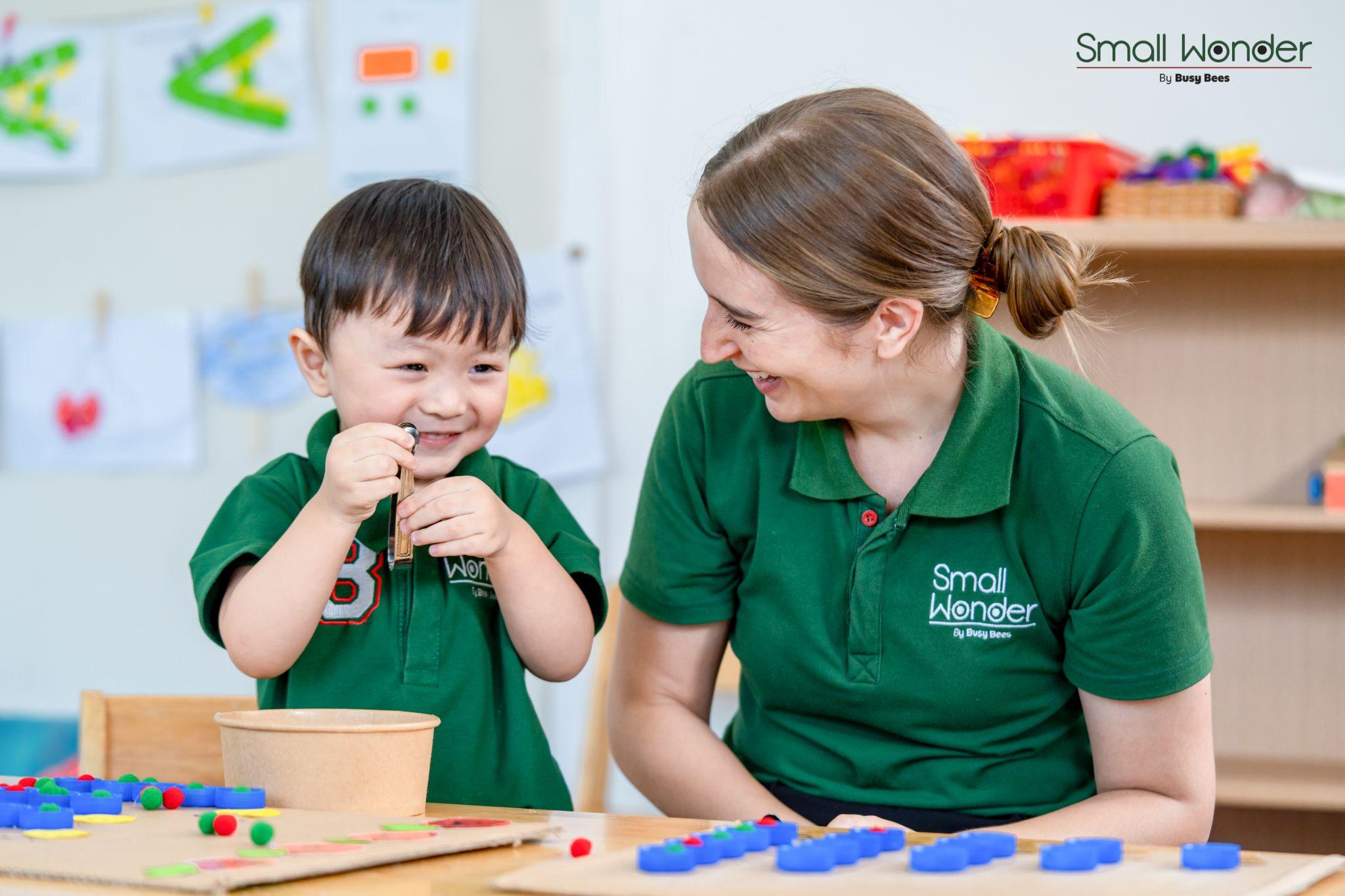 Chương trình đào tạo tại Small Wonder giúp kích thích, nuôi dưỡng và phát triển trí tò mò cho trẻ.