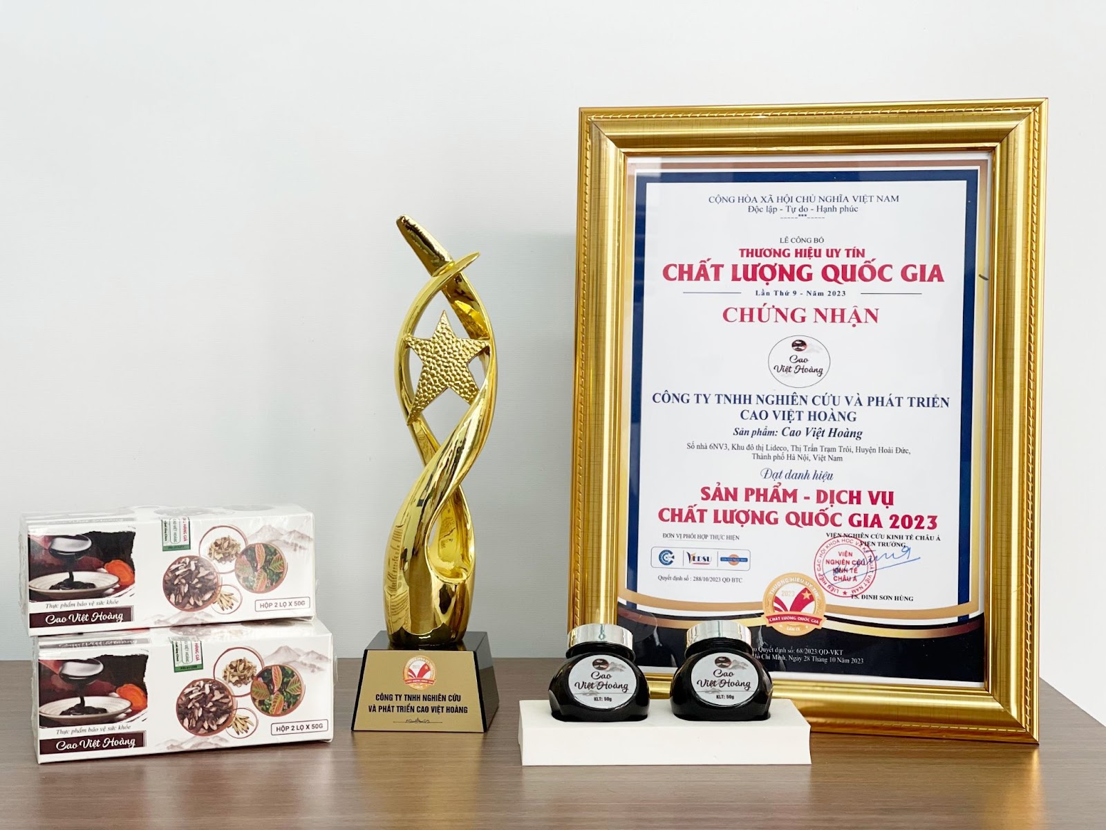 Hình ảnh Bằng chứng nhận và cúp Sản phẩm Cao Việt Hoàng – Thương hiệu Uy tín, Chất lượng Quốc Gia 2023