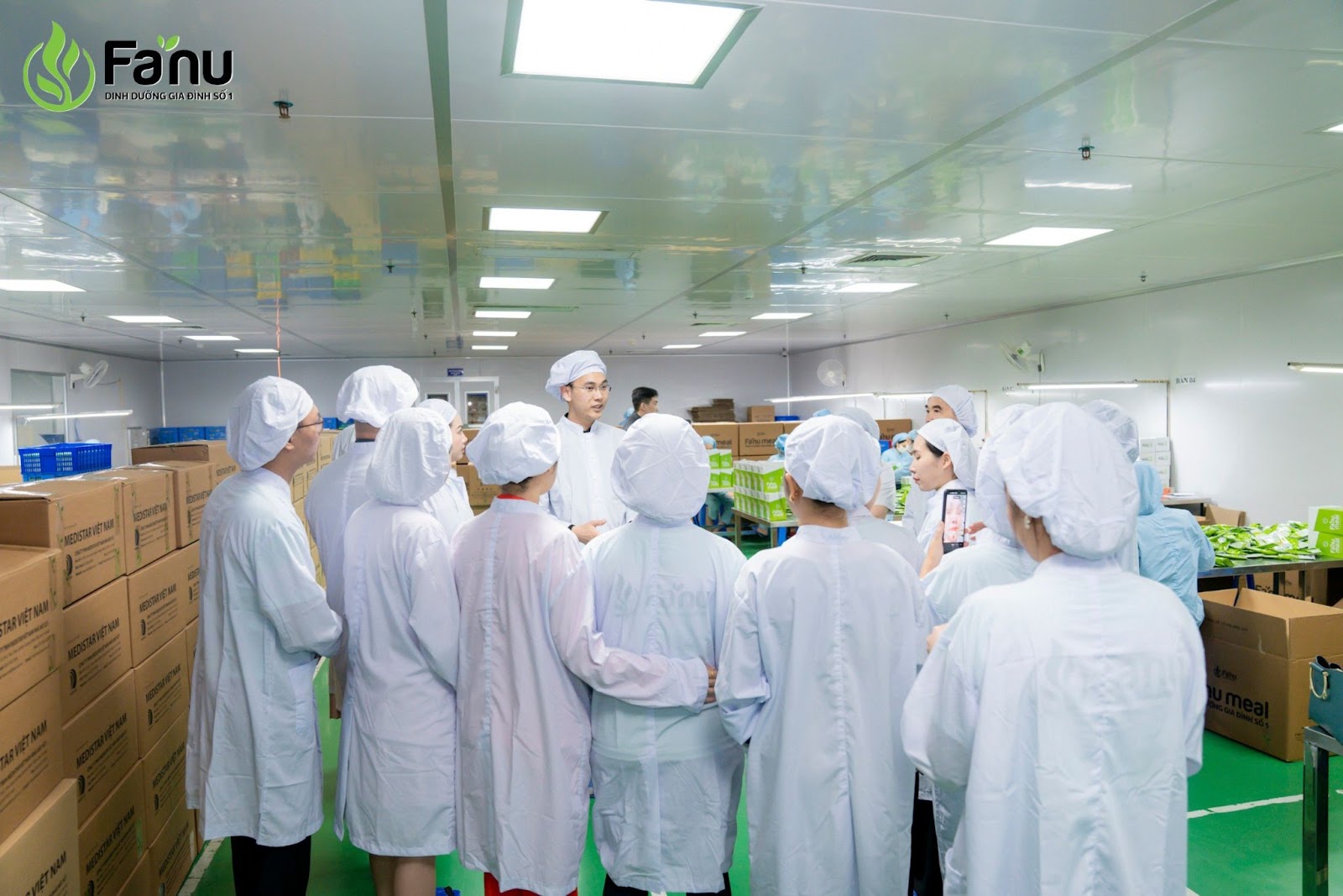 CEO Hoàng Quốc Hoàn trực tiếp dẫn đoàn lãnh đạo đi thăm quan nhà máy