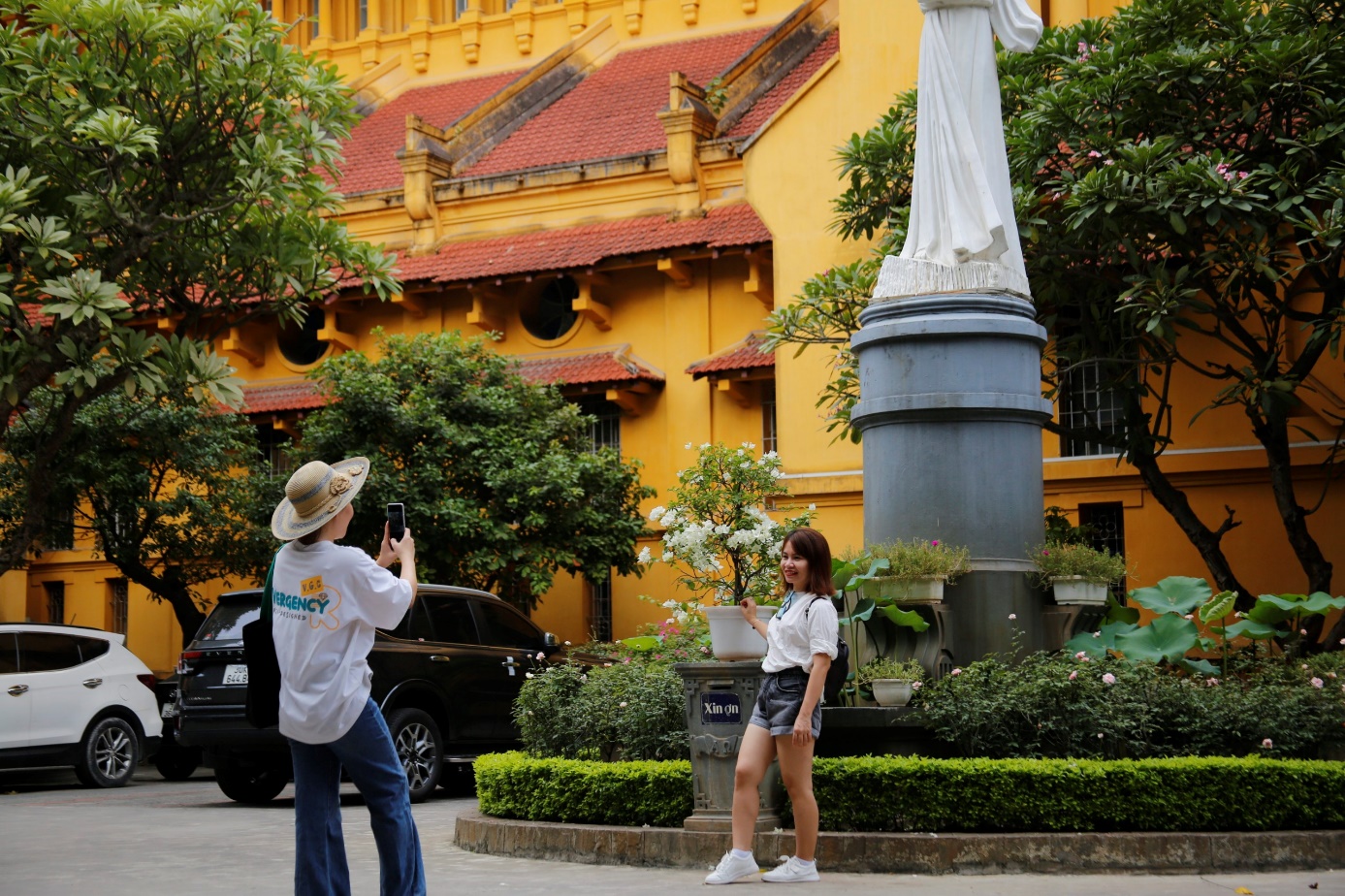 “Mình là người yêu nghệ thuật nên thường chọn “check in” tại các công trình có lịch sử lâu đời. Đến đây, mình được cảm nhận được vẻ đẹp của thời gian, của dòng lịch sử và thêm yêu Hà Nội hơn”, chị Lan Hương ( 27 tuổi, Tây Hồ, Hà Nội) chia sẻ.