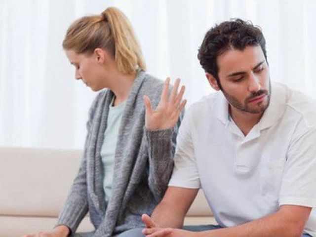 Bạn trẻ - Cuộc sống - Dọn tủ quần áo để đón đông, vợ chết lặng khi thấy vật lạ tố cáo con người thật của chồng