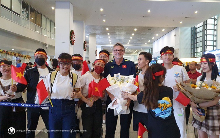 Thầy trò HLV Troussier được người hâm mộ Việt Nam tại Philippines chào đón khi đặt chân đến Manila. Ảnh: VFF