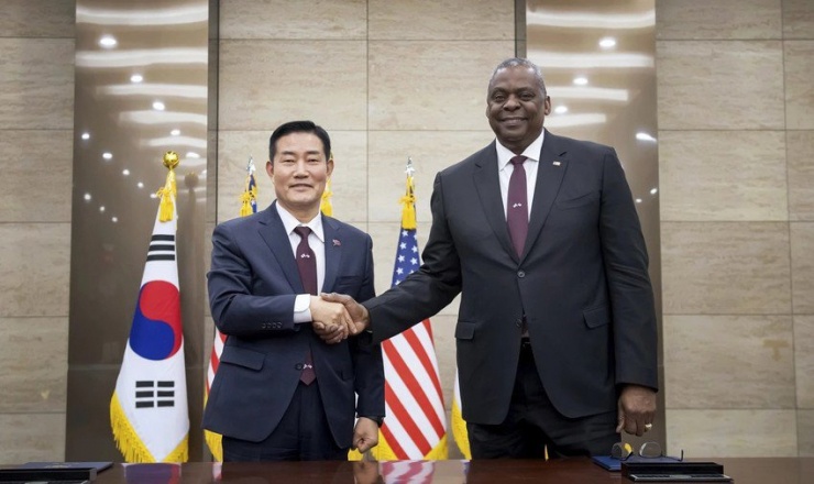 Bộ trưởng Bộ Quốc phòng Hàn Quốc Shin Won-sik và người đồng cấp Mỹ Lloyd Austin tại Hội nghị Tham vấn an ninh lần thứ 55 ở Seoul (Hàn Quốc) hôm 13-11. Ảnh: BỘ QUỐC PHÒNG HÀN QUỐC