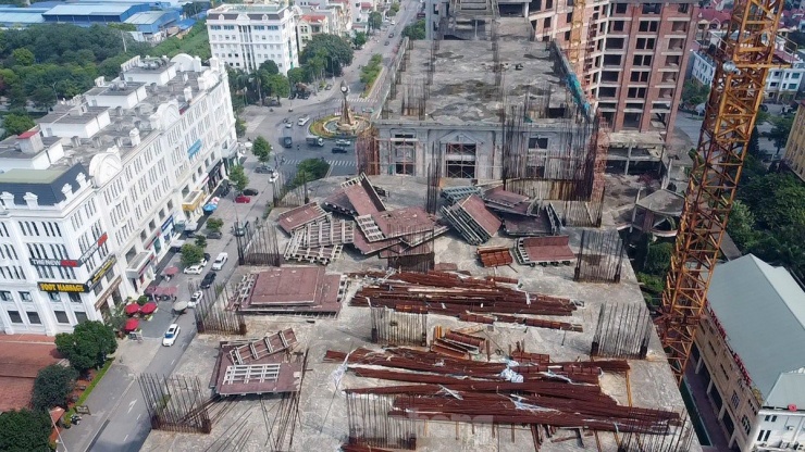 Vật tư, vật liệu xây dựng sau nhiều năm mưa nắng cũng đang trong tình trạng hỏng hóc, rỉ sét tiềm ẩn mất an toàn.
