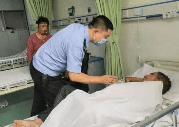 Cha con ông lão&nbsp;đành trả lại 3.000 tệ cho nữ cảnh sát.