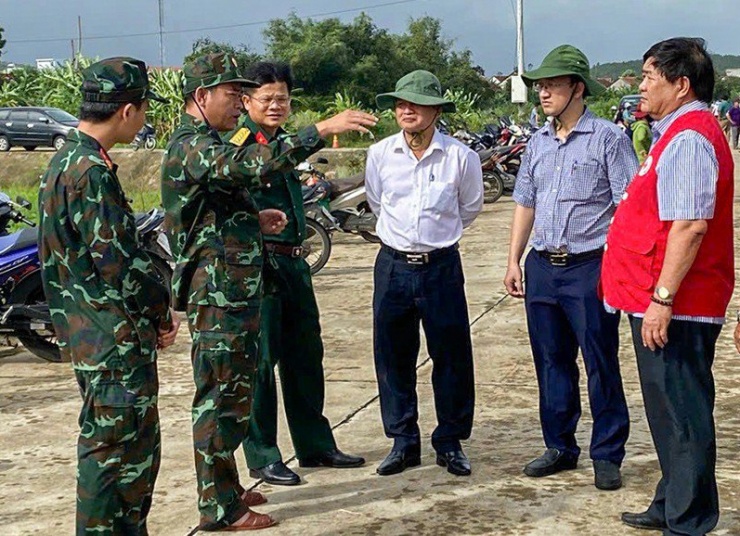 Ông Lê Tấn Hổ, Phó chủ tịch thường trực UBND tỉnh Phú Yên, trực tiếp chỉ đạo việc tìm kiếm các nạn nhân. Ảnh: CTV