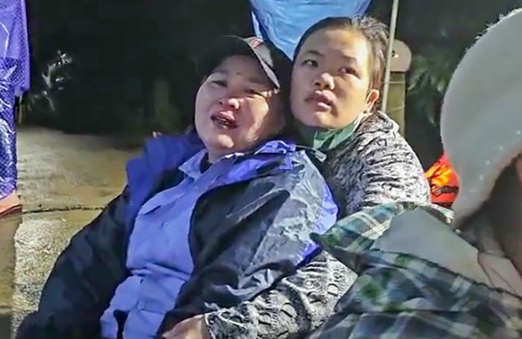 Bà Phan Thị Hoa khóc ngất chờ tin con. Ảnh: MINH TOÀN