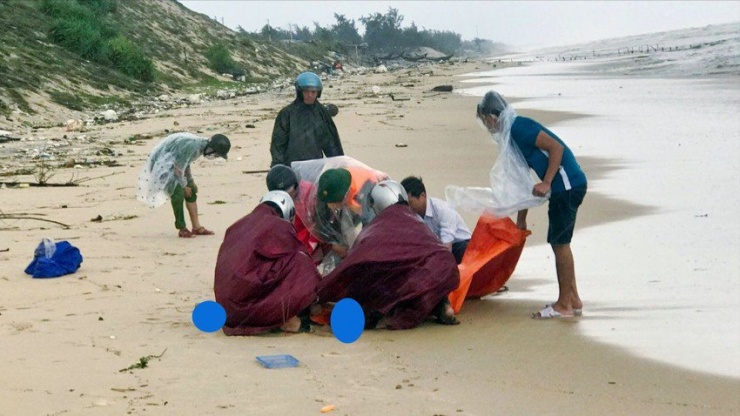 Thi thể người phụ nữ được phát hiện bên bờ biển.