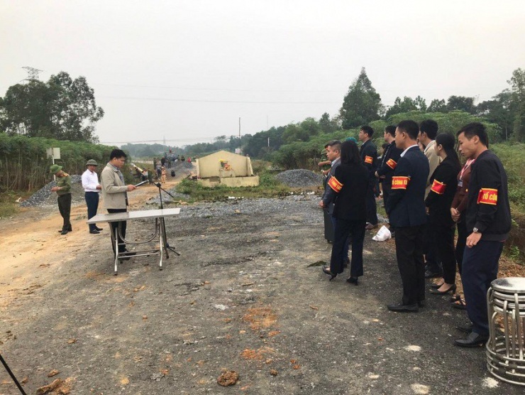 Phú Thọ triển khai thủ tục cưỡng chế ngôi mộ tổ 9 đời họ Hoàng đang chắn ngang dự án đường liên vùng.