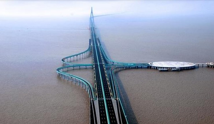 Cầu Vịnh Hàng Châu là cây cầu dài nhất thế giới nằm ở Hàng Châu. Cây cầu này xuyên đại dương, tổng chiều dài là 36km.
