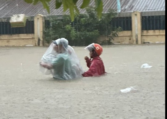 Lụt lụt ở đường Dương Văn An.