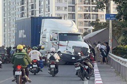 TP.HCM: Xe tải suýt rơi khỏi cầu sau va chạm với xe container