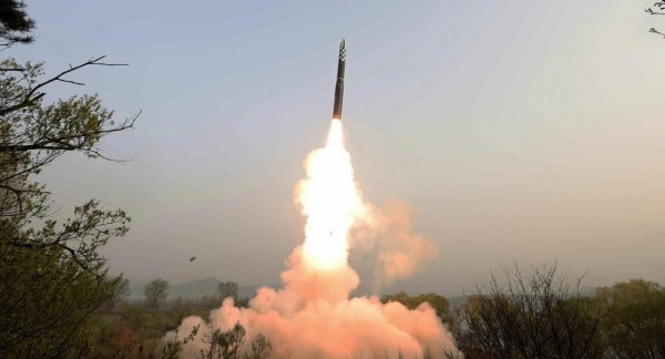 Tên lửa đạn đạo Triều Tiên trong một vụ phóng thử. Ảnh: KCNA