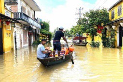 Nắng lên, phố cổ Hội An vẫn ngập nặng, người dân đi lại bằng thuyền