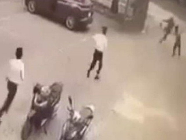 Video người đàn ông xông vào khống chế nữ nhân viên, cướp ngân hàng