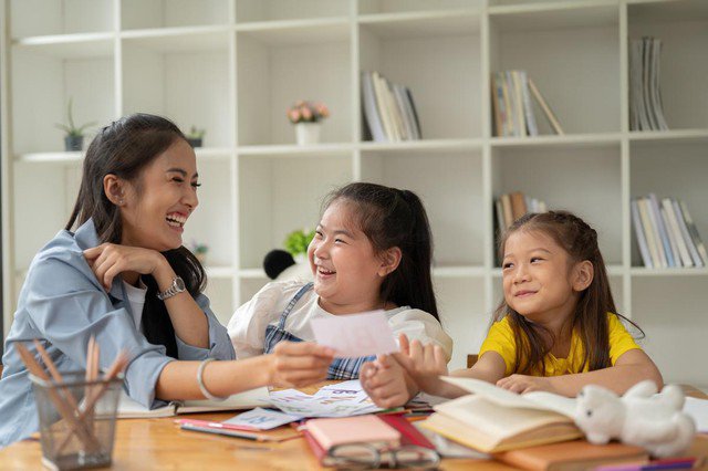 Khi giáo dục con cái, cha mẹ thông minh sẽ chú ý hướng dẫn trẻ, để trẻ giữ vững chính kiến của mình, khuyến khích trẻ làm những điều mình thích, giỏi. Ảnh minh hoạ