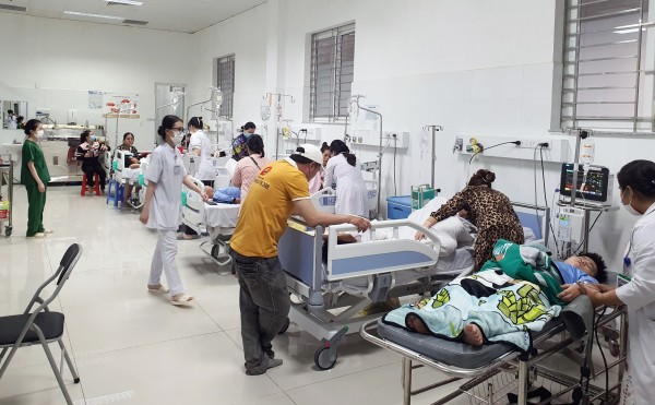 Đến hơn 20h, ngày 15/11, các em học sinh vẫn đang được theo dõi sức khỏe tại Bệnh viện Sản - Nhi Kiên Giang.