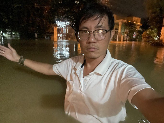 Nước lũ ngập nửa người theo ghi nhận của phóng viên Báo Người Lao Động