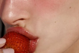 Làm đẹp - Cứu làn môi khô ráp trở nên mềm mọng trong mùa thu đông