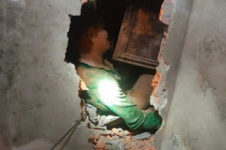 Tin tức trong ngày - Nghẹt thở giải cứu 2 vợ chồng bị hàng trăm khối đá vùi lấp trong nhà