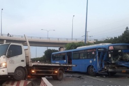 Tin tức trong ngày - TP.HCM: Xe buýt nát đầu khi húc đuôi xe tải cứu hộ, nhiều sinh viên gào khóc