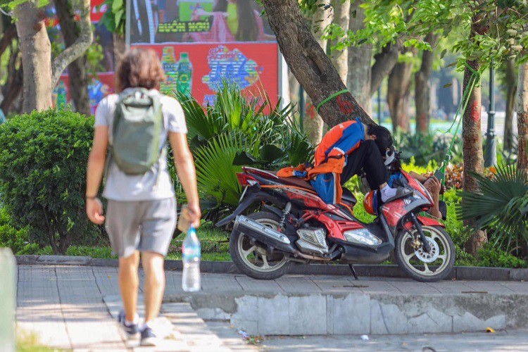 Hàng chục tiếng làm việc liên tục ngoài trời nhưng nhiều tài xế xe ôm công nghệ vẫn than đói dài vì tỷ lệ chiết khấu ngày một tăng. (Ảnh minh hoạ).