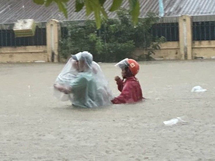 Mưa đặc biệt lớn tại Thừa Thiên - Huế khiến ngập lụt xảy ra diện rộng. Ảnh: NLĐ