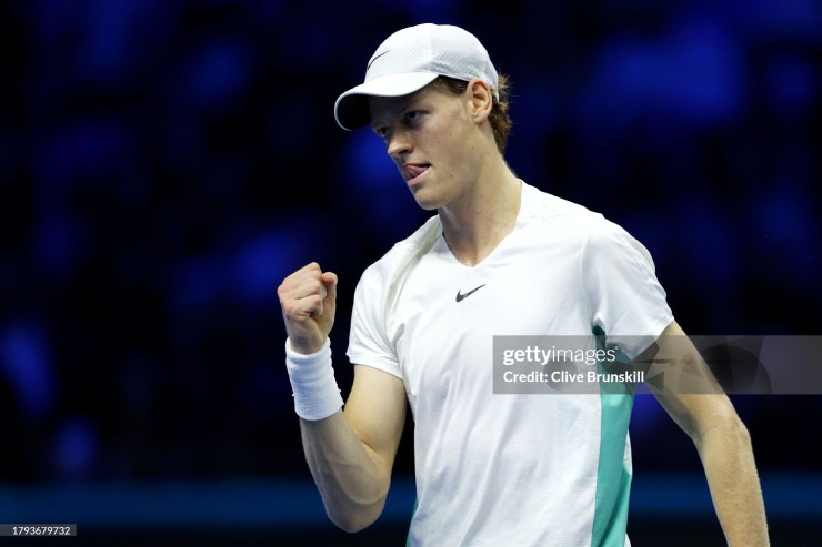 Sinner thăng hoa để đánh bại Djokovic