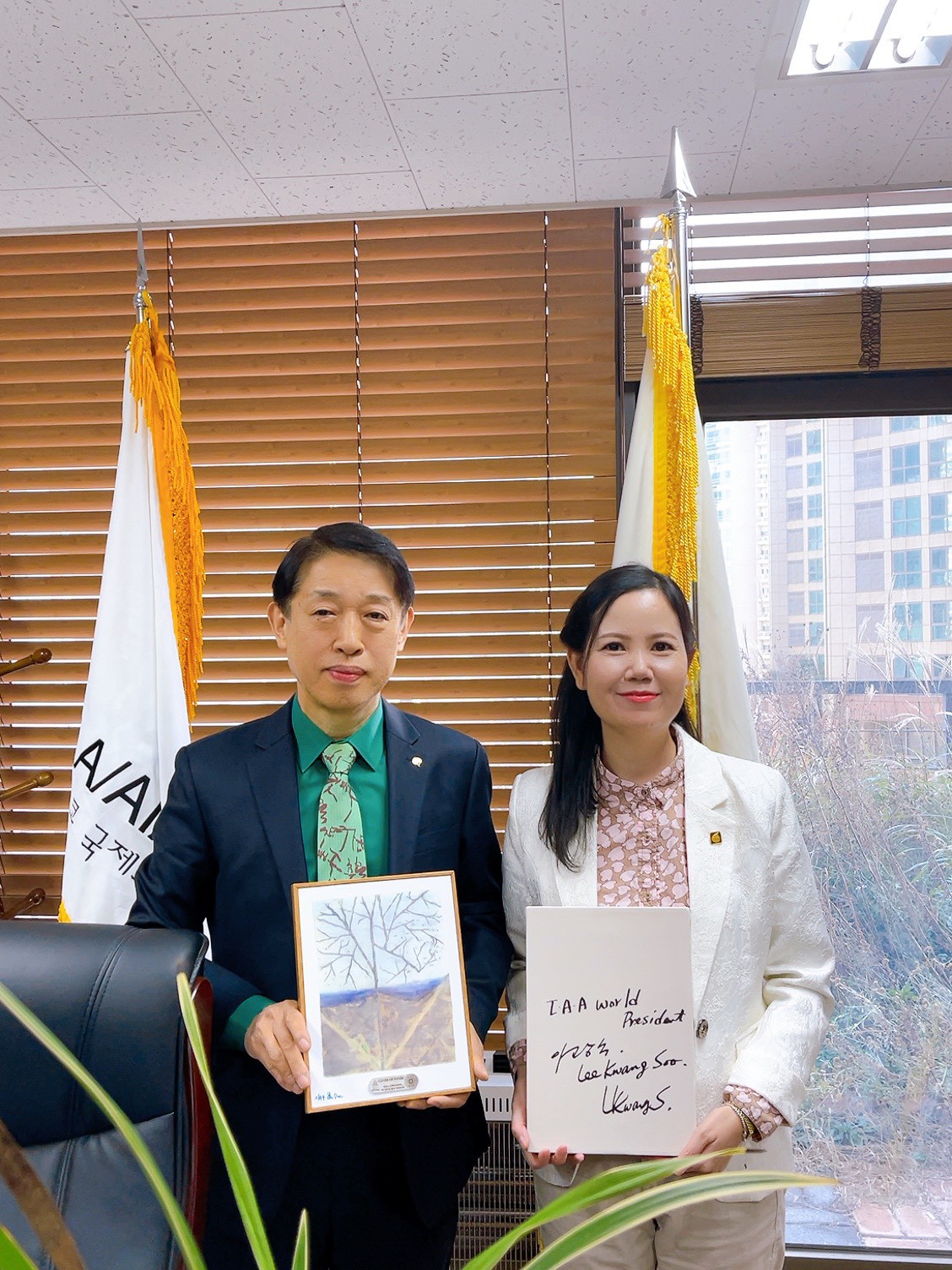 Họa sỹ Nguyễn Thị Kim Đức tặng ông Kwang-soo Lee- Chủ tịch thứ 25 của Hiệp hội Nghệ thuật Hàn Quốc bức tranh “Vỏ tương lai”