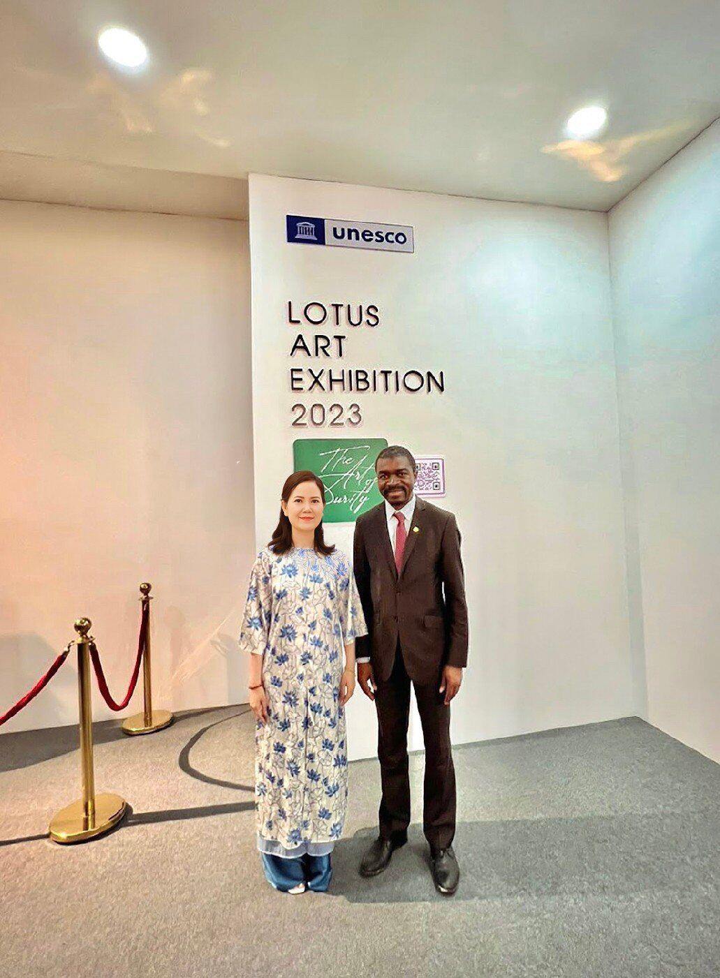 Họa sỹ Kim Đức cùng ngài Lazare Eloundou Assomo - Giám đốc Trung tâm Di sản thế giới tại triển lãm "Nghệ thuật sen Việt 2023 - Vẻ đẹp thuần khiết"