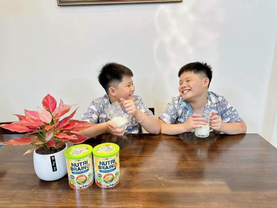 Các em nhỏ sử dụng sản phẩm Nutri Brain IQ