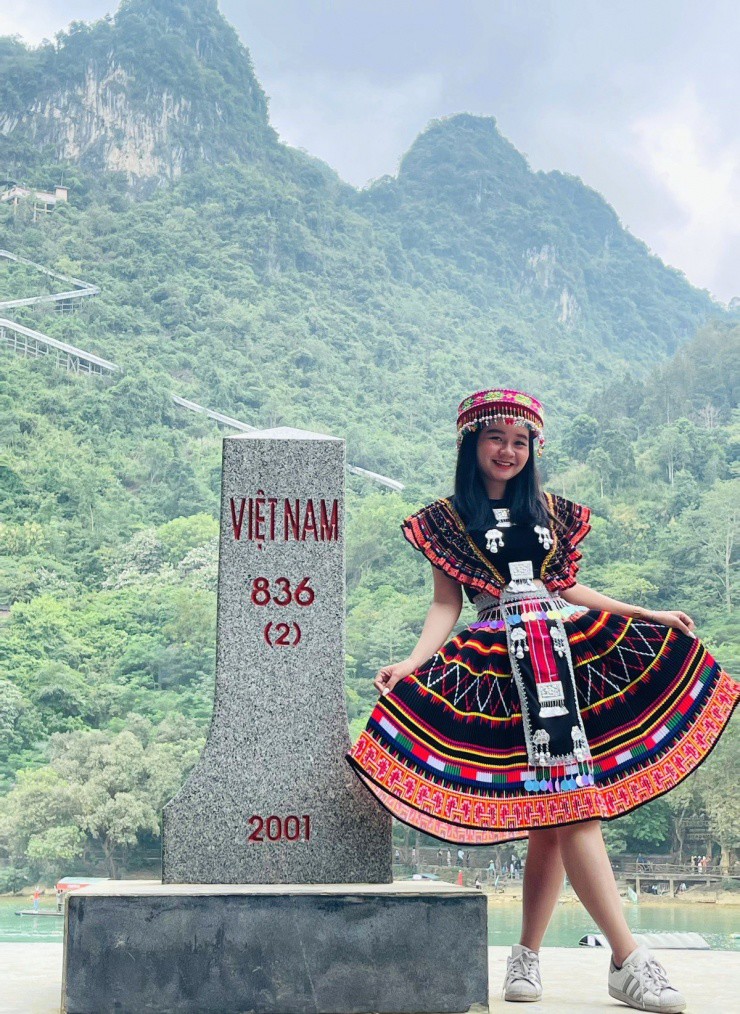 Cột mốc 836 tại biên giới Việt - Trung bên triền thác Bản Giốc, huyện Trùng Khánh, Cao Bằng.