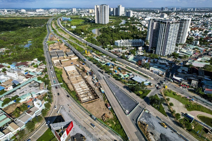 Đường nhánh rẽ vào cao tốc TPHCM - Long Thành - Dầu Giây cũng bị thu hẹp do các công trình đang thi công dang dở.