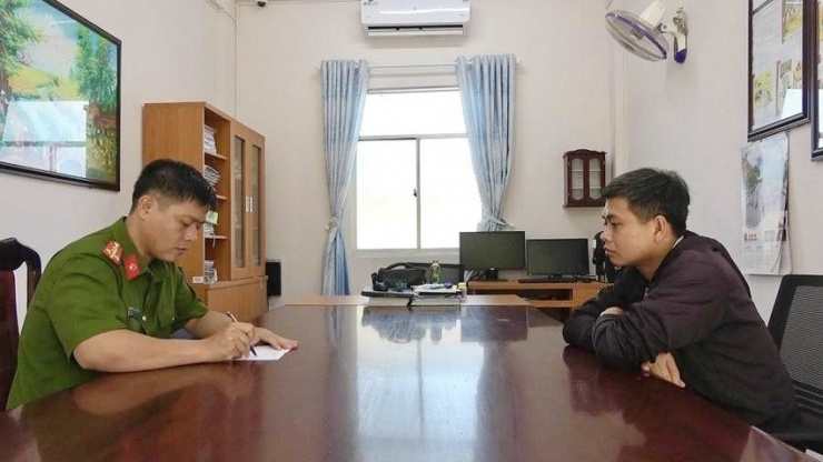 Công an làm việc với Phạm Minh Huy để điều tra về hành vi chống người thi hành công vụ. Ảnh: CA