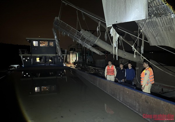 Lực lượng chức năng ập vào bắt giữ hai tàu thủy đang khai thác cát trái phép trên sông Hồng.
