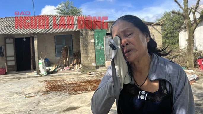 Đứng trước căn nhà tồi tàn của mình, bà Nguyễn Thị Gái khóc vì không biết làm cách gì để chuộc con trai về