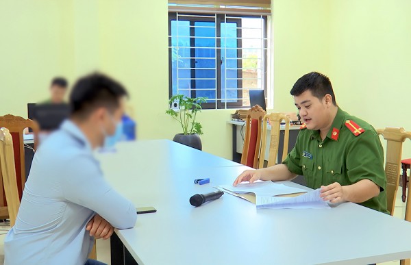 Người dân đến cơ quan CSĐT Công an huyện Phù Yên (Sơn La) trình báo.