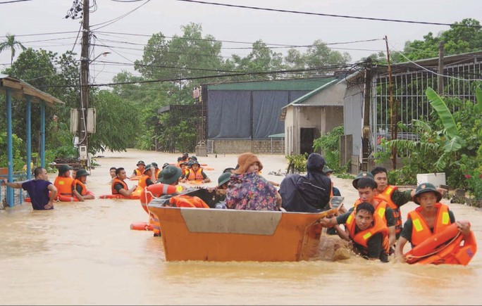 Mưa lớn, ngập lụt diện rộng đã gây nhiều thiệt hại ở miền Trung