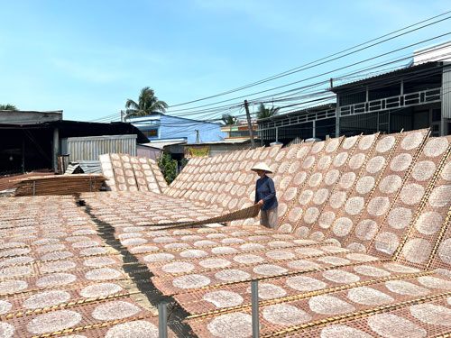 Nguyên liệu đầu vào tăng nên giá bán bánh tráng trong dịp Tết tăng