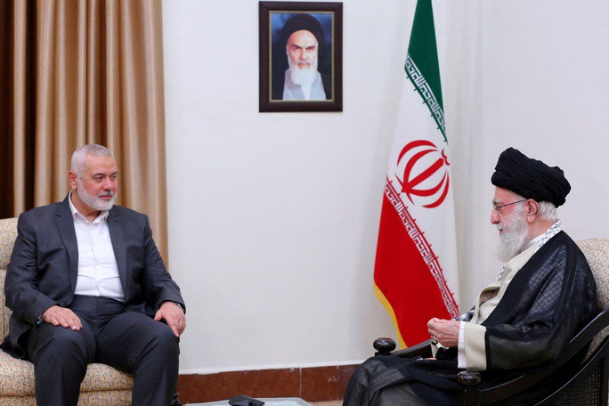 Nhà lãnh đạo tối cao Iran (phải) đã gửi thông điệp rõ ràng tới người đứng đầu Hamas rằng Iran sẽ không can thiệp vào cuộc xung đột với Israel. Ảnh: Reuters