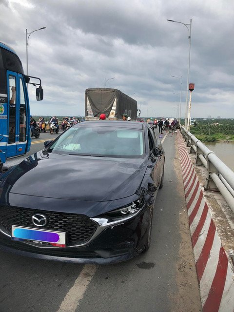 Ô tô chạy lấn làn gây tai nạn trên cầu Hàm Luông