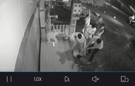 Hình ảnh một thiếu niên bị nhóm khác chém bị thương được camera ghi lại. Ảnh chụp lại: PĐ