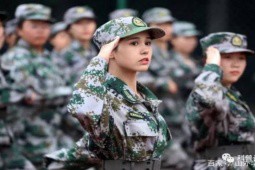 Nữ sinh TQ được các công ty giải trí săn đón vì bức ảnh huấn luyện quân sự