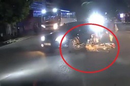 Clip: Phóng xe máy phi thẳng vào ô tô, 2 người đi xe máy có hành động ngỡ ngàng