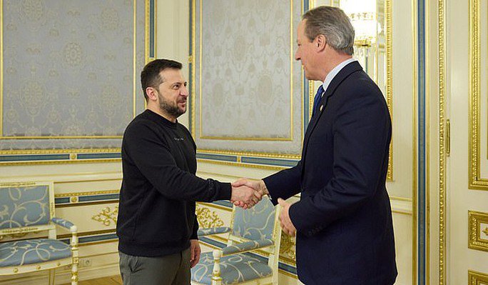 Vừa nhậm chức Ngoại trưởng Anh, ông David Cameron lập tức đến Ukraine - 1