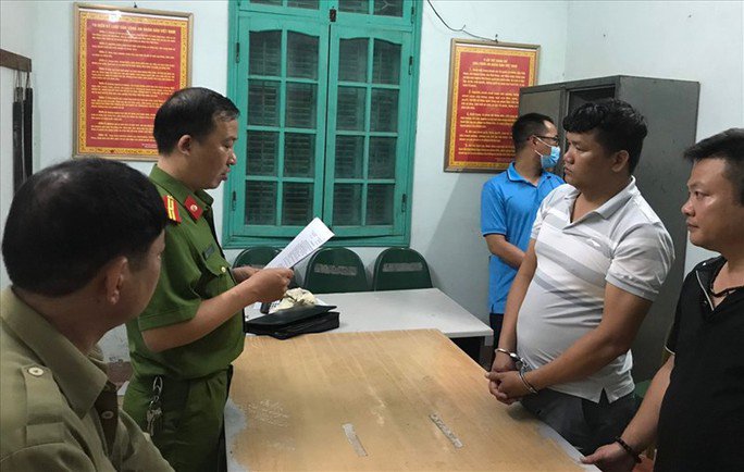 Cơ quan Cảnh sát điều tra Công an tỉnh Thái Bình đọc lệnh bắt giữ Phạm Minh Cường, tức Cường “quắt“