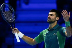 Djokovic hóa “nhạc trưởng“, vẫy 2 tay có ngay bản nhạc “la ó“ ở ATP Finals