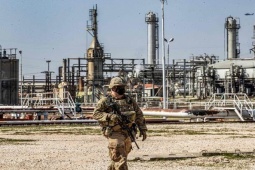 Thế giới - Quân đội Mỹ sử dụng dầu mỏ bị cấm vận của Nga như thế nào?