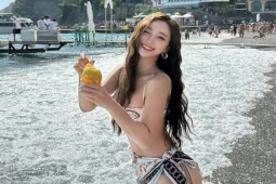 Làm đẹp - Nữ tiếp viên hàng không Hàn Quốc khoe trọn số đo "sóng thần" trên bãi biển nước Ý